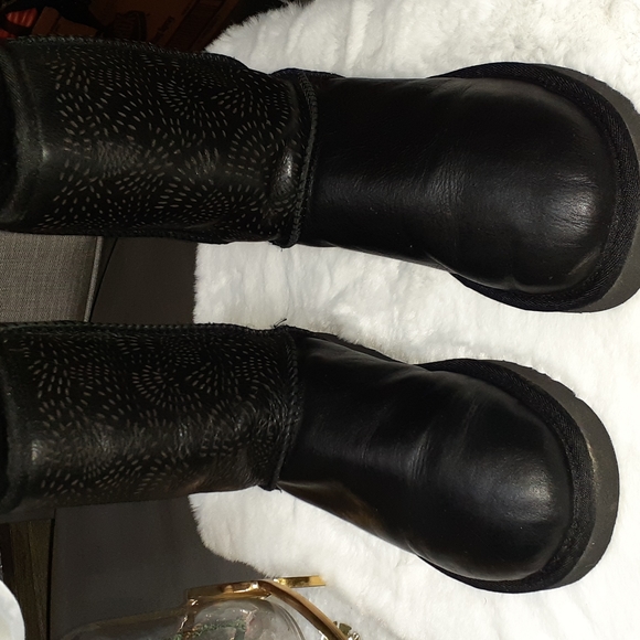 Uggs - Picture 1 of 7